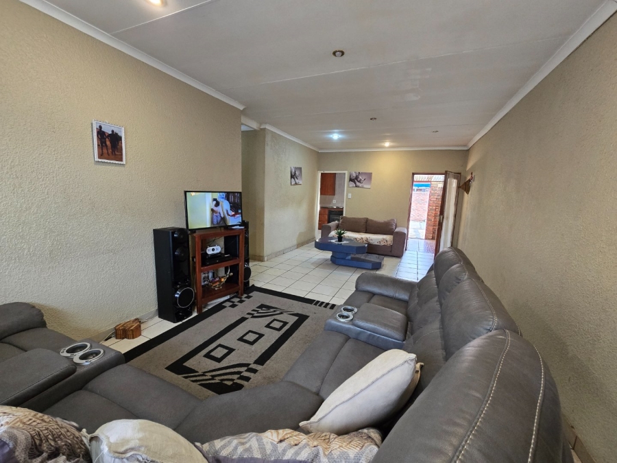 2 Bedroom Property for Sale in Kannoniers Park North West